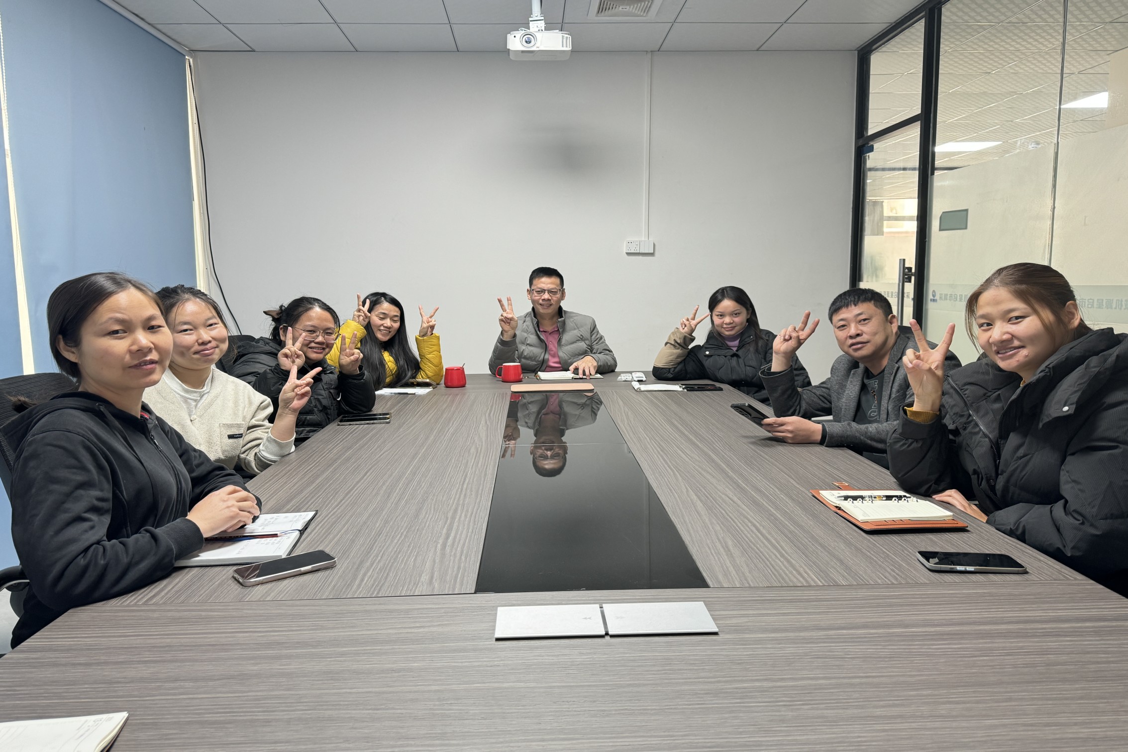 ບໍລິສັດ Shenzhen Qixingyuan ຖືກອງປະຊຸມສະຫຼຸບປະຈໍາປີ 2024 ຄົນ, ລໍຄອຍເປົ້າຫມາຍປີໃຫມ່